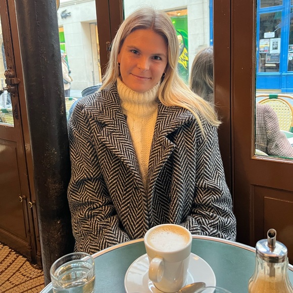 Meet your Posher, Carly - Picture 2 of 2